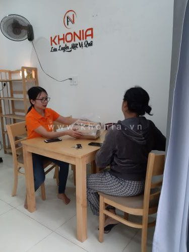 Chị Mai Chọn Khô Cá Sặc Khô Nia Gửi Cho Con Gái Đang Sống Ở Mỹ 1 khach-hang-kho-nia1