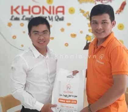 Anh Phước Chọn Đặc Sản Khô Cá Lóc Kho Nia Tặng Các Sếp Ở Ngân Hàng Quân Đội 1 di-sai-gon-mua-qua-gi-5404