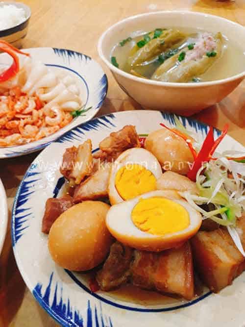 Cách Nấu Thịt Kho Tàu Đơn Giản, Thơm Ngon, Dễ Làm 1 thit-kho-tau-ngay-tet-7